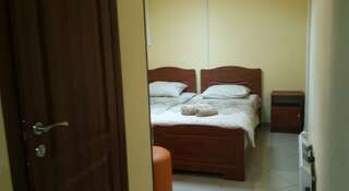 Гостиница Гостевой дом «Стелла» Севастополь Номер с 1 двуспальной кроватью или 2 односпальными кроватями и ванной комнатой-4